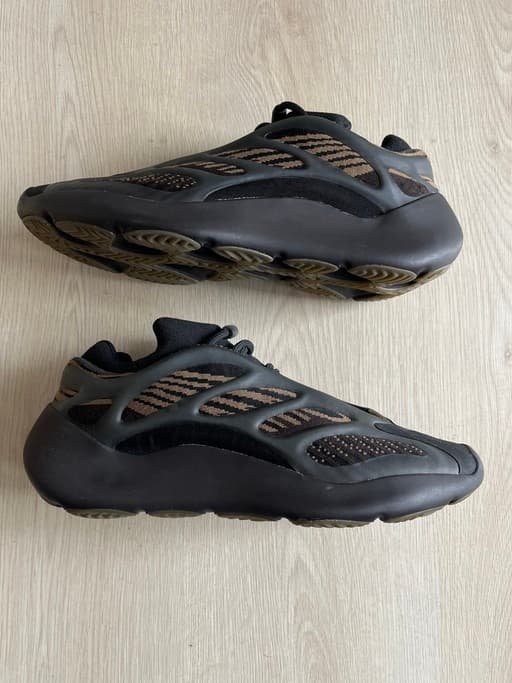 Yeezy 700 V3 'Clay Brown' (2020)